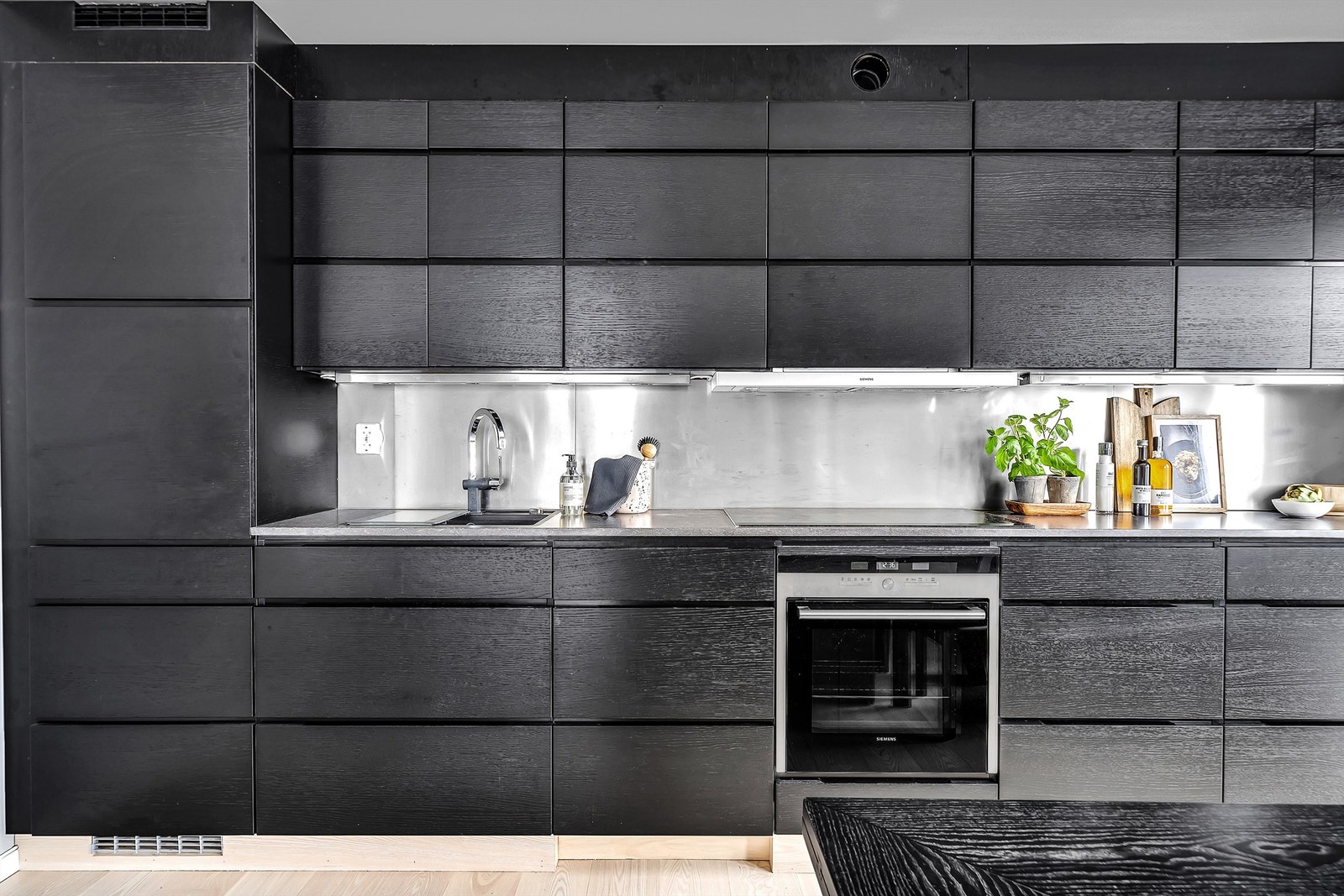 Kjøkkeninnredning med finérte fronter og integrerte håndtak Galleribilde