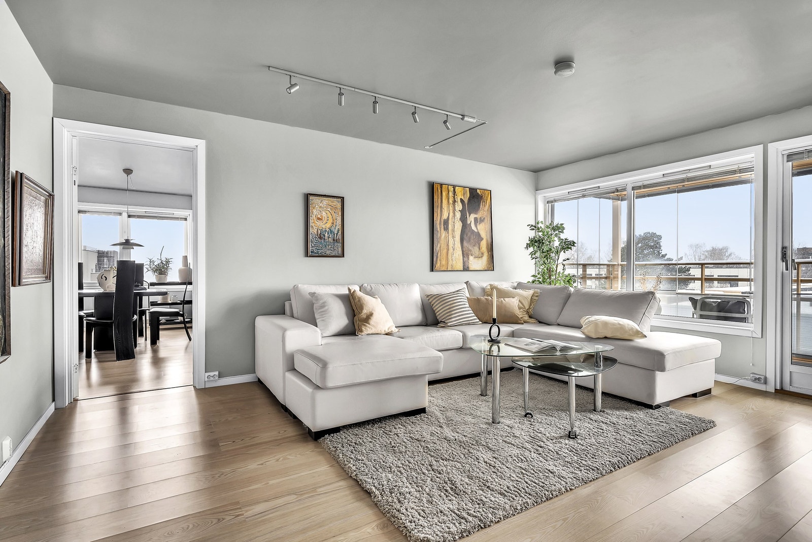 Stuen er av god størrelse med plass til møblement. Galleribilde