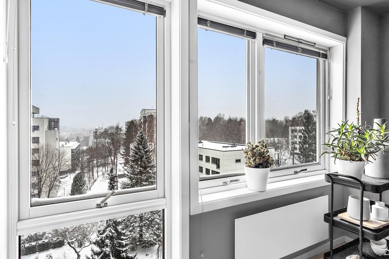 Hyggelig utsyn fra kjøkkenvinduene Galleribilde