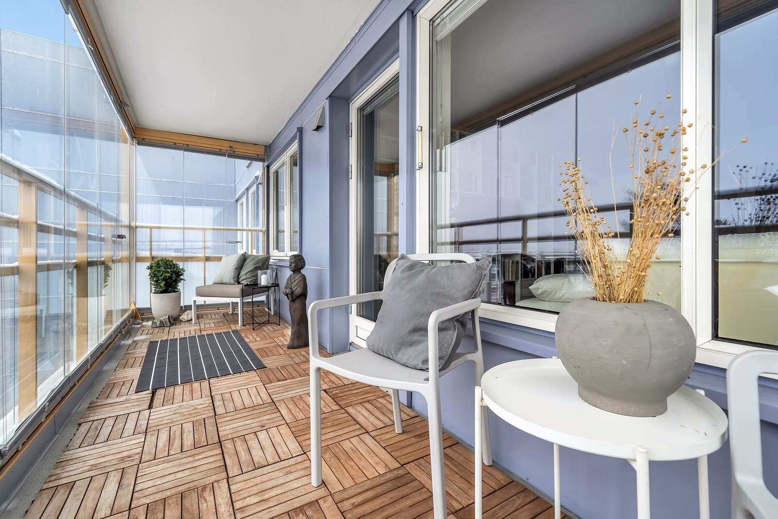 nordvestvendt innglasset balkong på ca. 10 kvm. Herfra har du fin utsikt over området. Galleribilde