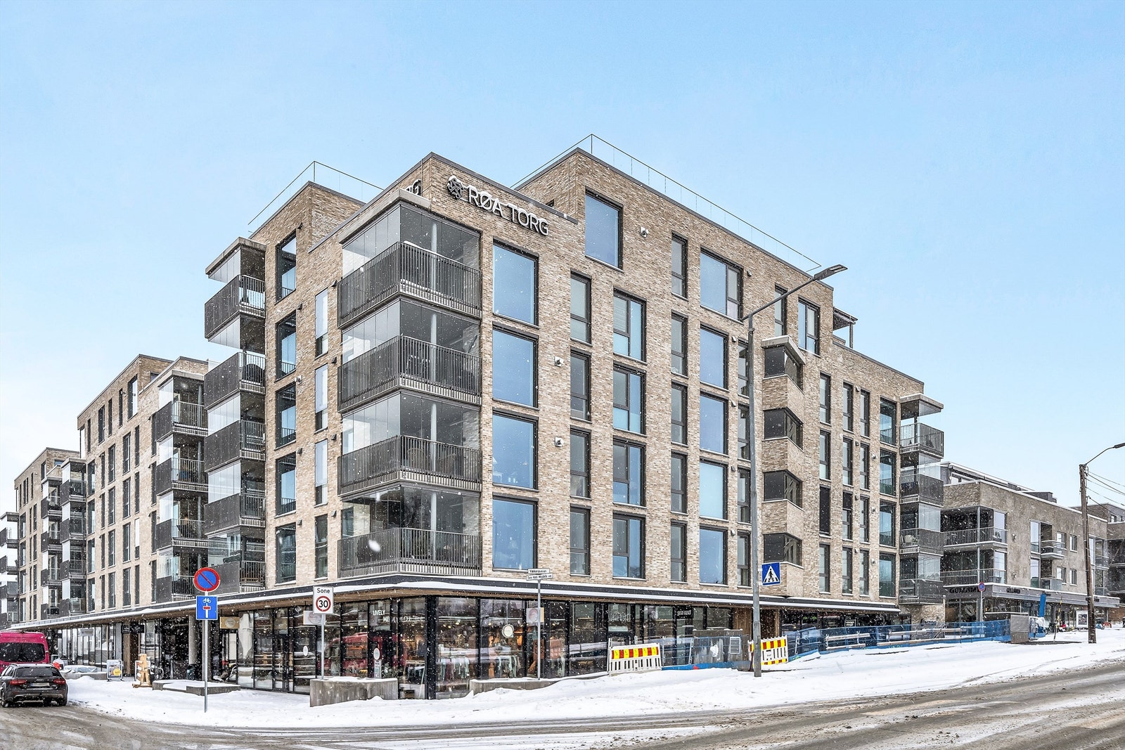 Kort vei til nye Røa Torg med masse servicetibud Galleribilde