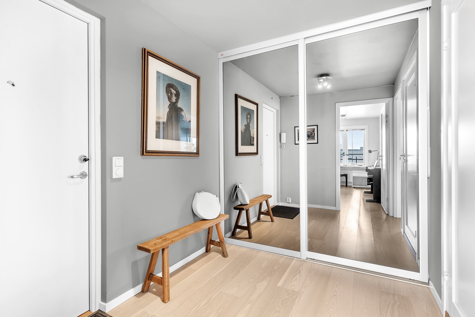 Lys og pen entré med garderobeskap Galleribilde