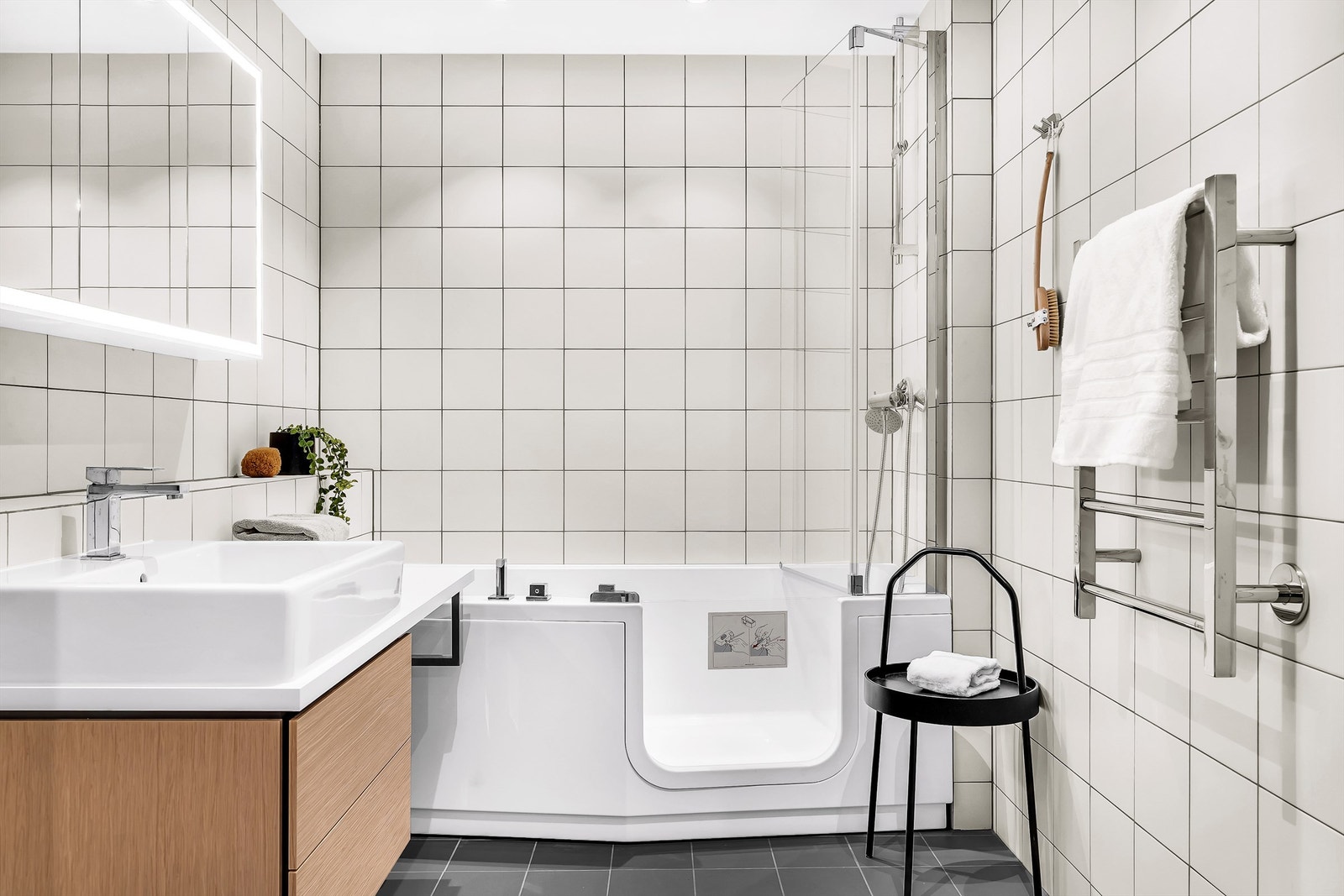 Pent flislagt og med varmekabler i gulvstøp. Vaskemaskin og tørketrommel medfølger. Galleribilde