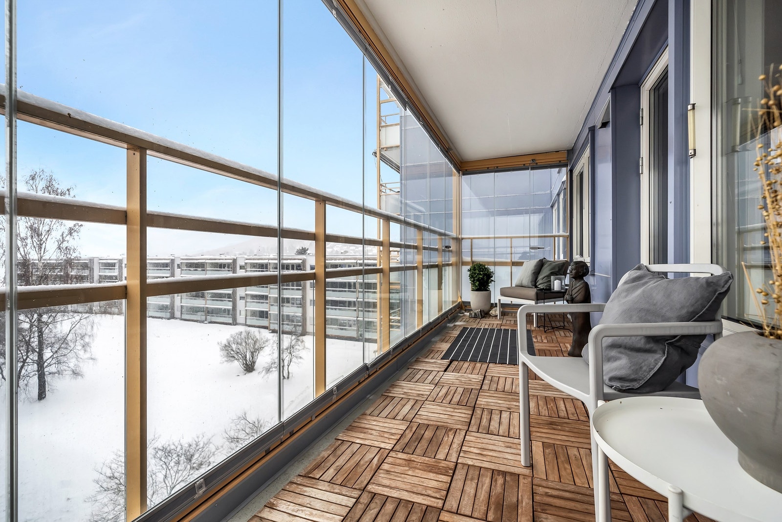 Nordvestvendt innglasset balkong på ca. 10 kvm. Galleribilde