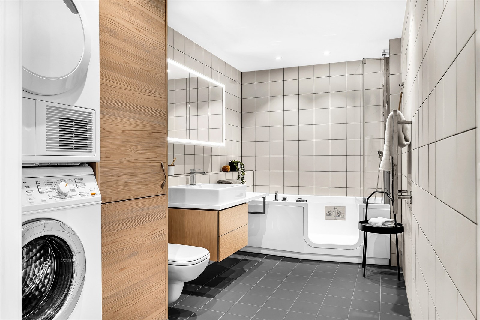 Badet ble pusset opp i 2019. Det består av opplegg til vaskemaskin, vegghengt toalett, badekar med dusjvegg i glass og servantskap. Galleribilde