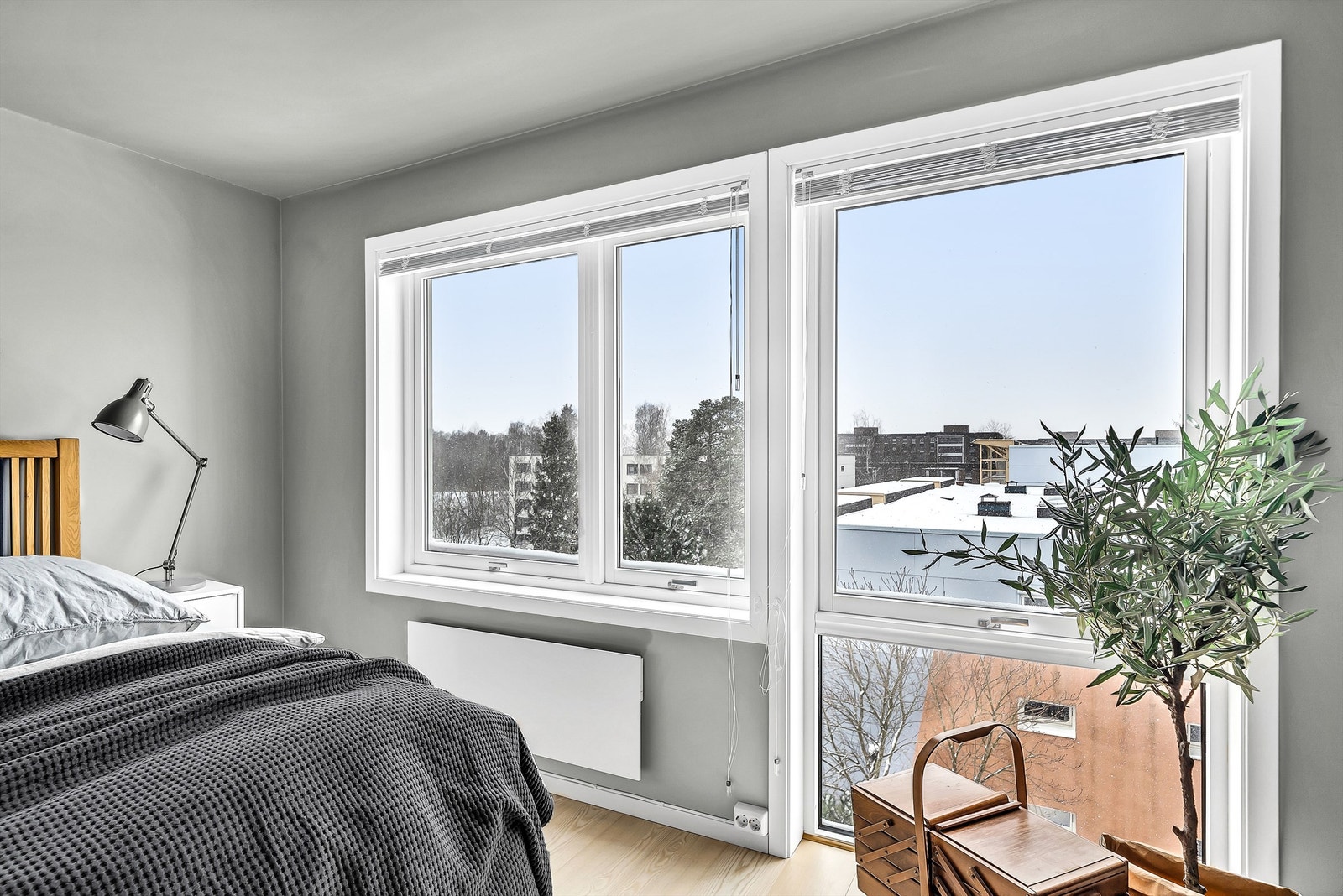 Her er det god plass til dobbelteng, nattbord og garderobe Galleribilde