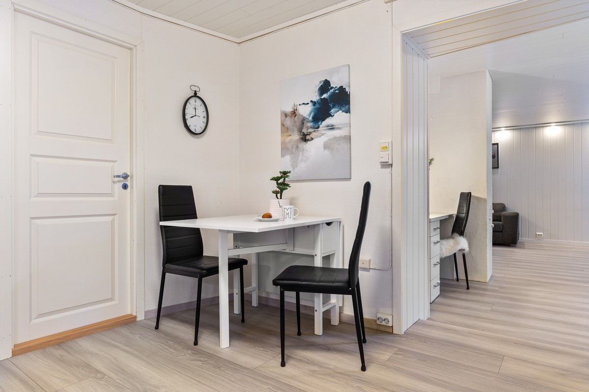 Videre inn fra stuen kommer du til kjøkkenet. Her er det plass for spisebord.