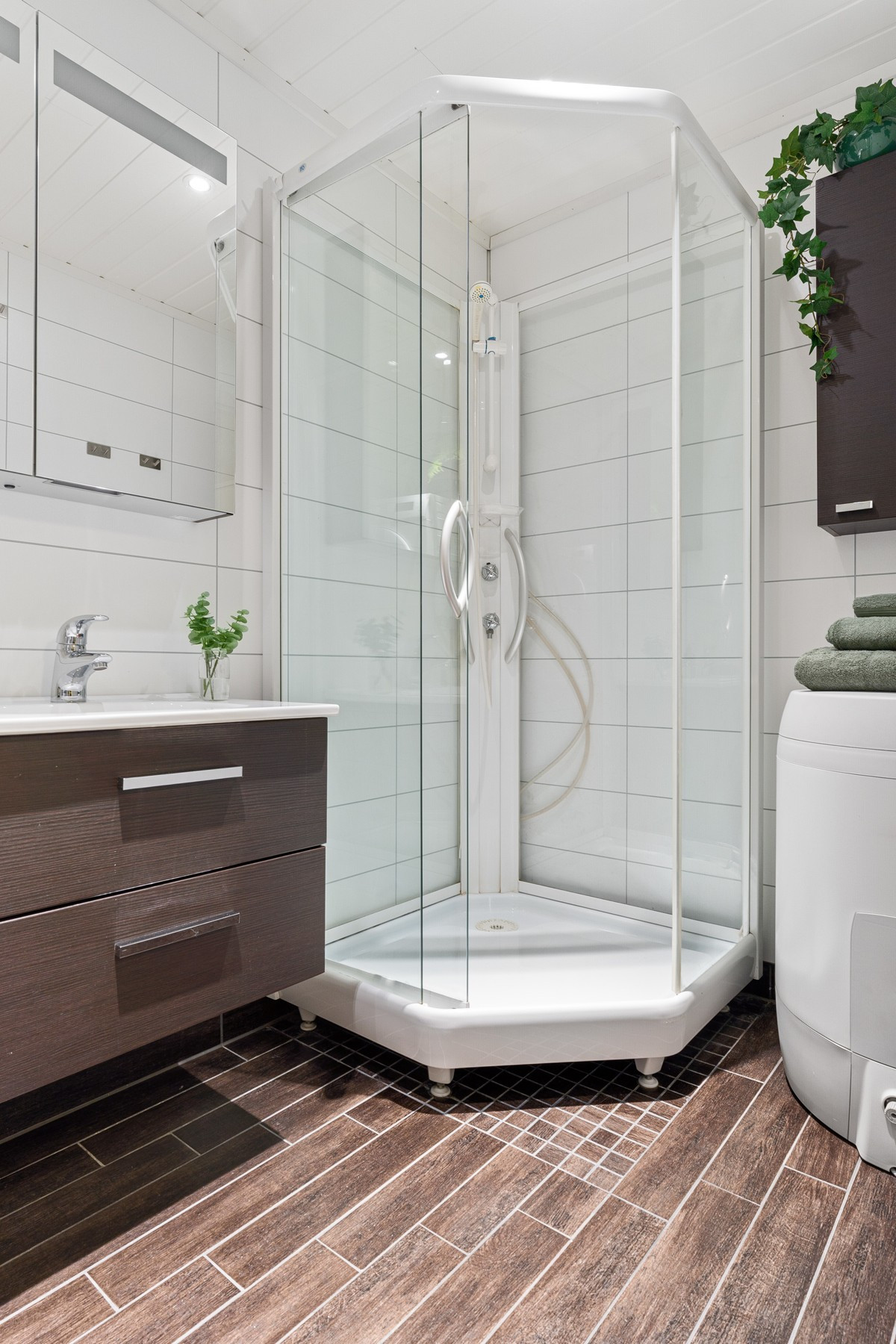 Pent bad i moderne farger med dusjkabinett, wc, opplegg for vaskemaskin, samt meget praktisk dobbel servant.