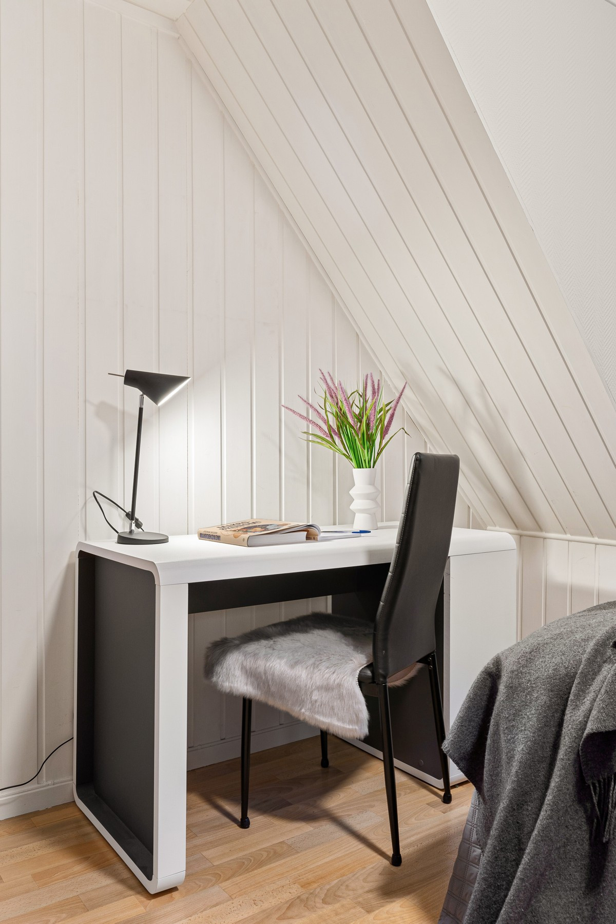 Rommet har plass for både stor seng og skrivepult.