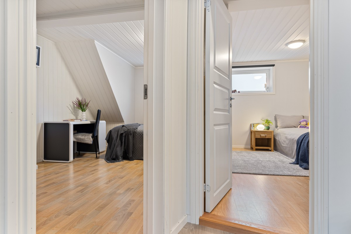 Leiligheten har to store soverom.