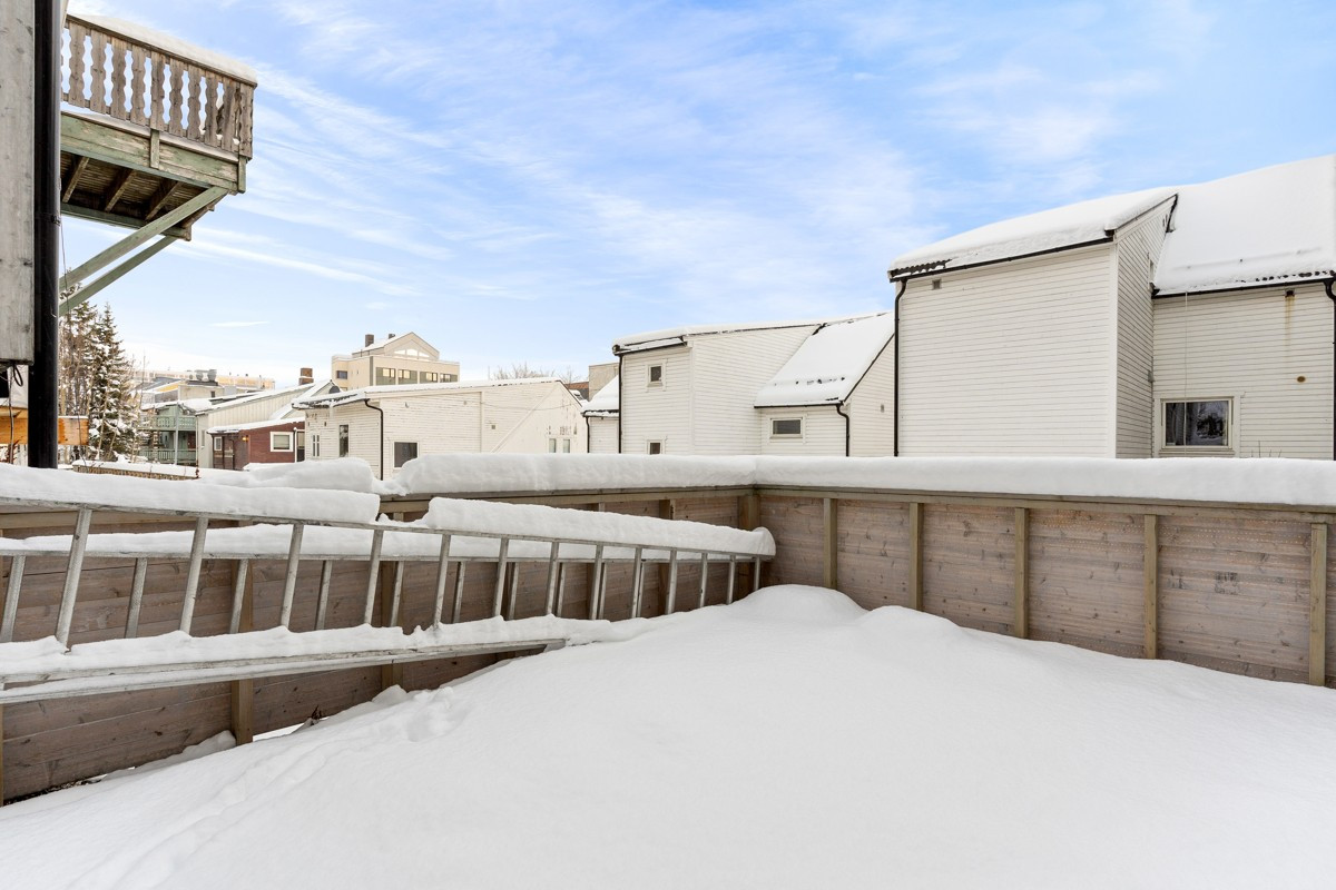 Felles terrasse for beboere i sameiet.