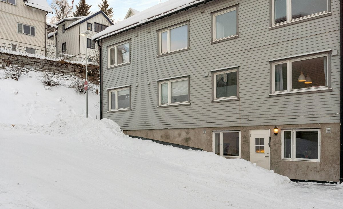 Bygget har fått ny drenering i 2020. Platten utenfor inngangsparti er også ny fra 2020.