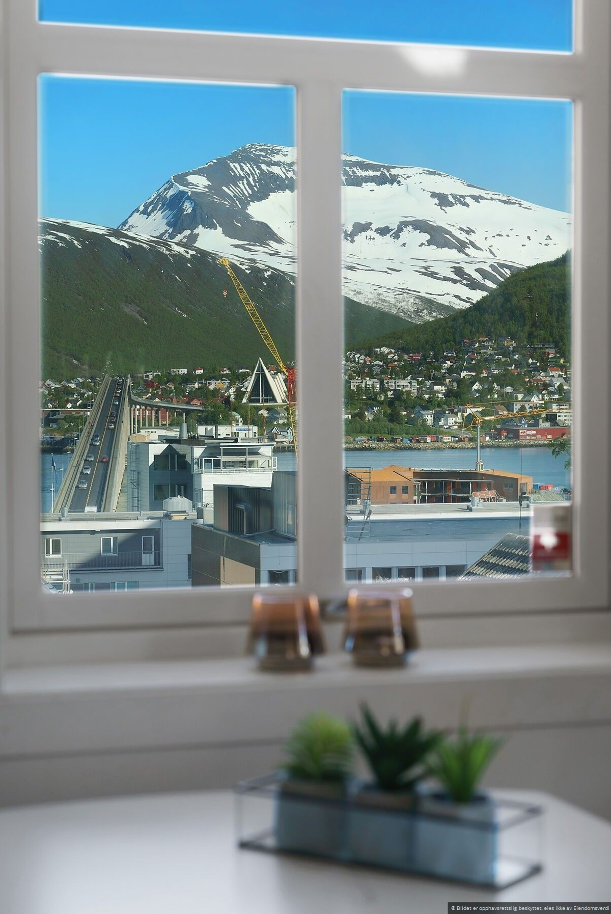 Her kan du nyte morgenkaffen med utsikt til Tromsdalstinden og fjellheisen