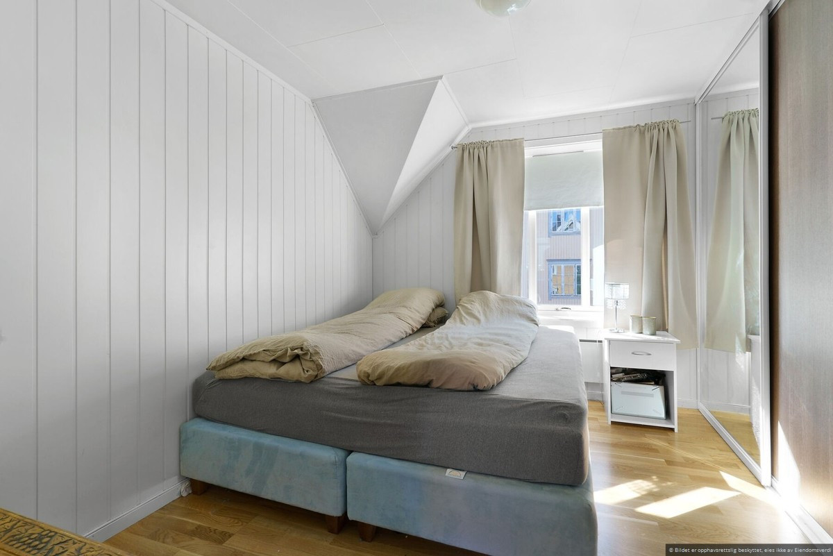 Soverom 1 er av fin størrelse med stor skyvedørsgarderobe