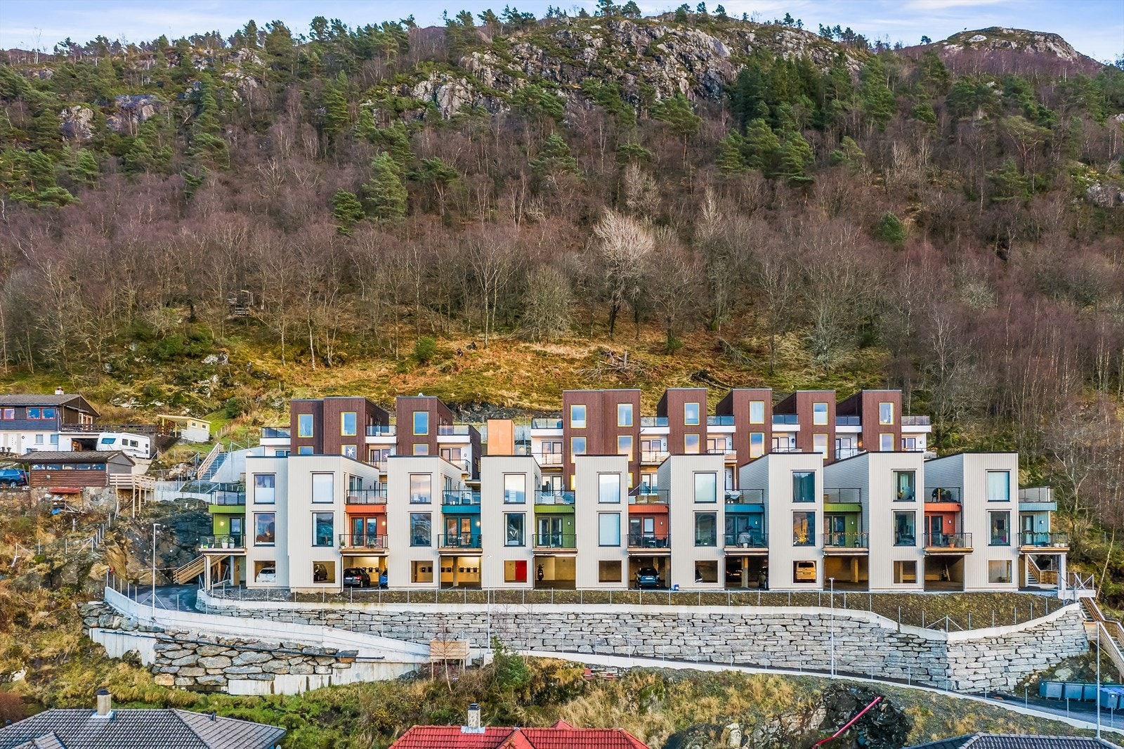 Fra eiendommen er et gangavstand til både dagligvare, fritidstilbud, skoler og barnehager. Galleribilde