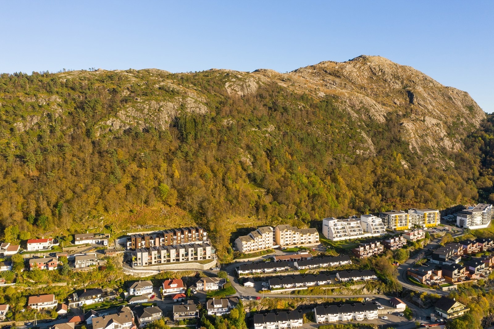 Eiendommen ligger i et veletablert villastrøk, uten gjennomgangstrafikk og med skogen som nærmeste nabo. Galleribilde