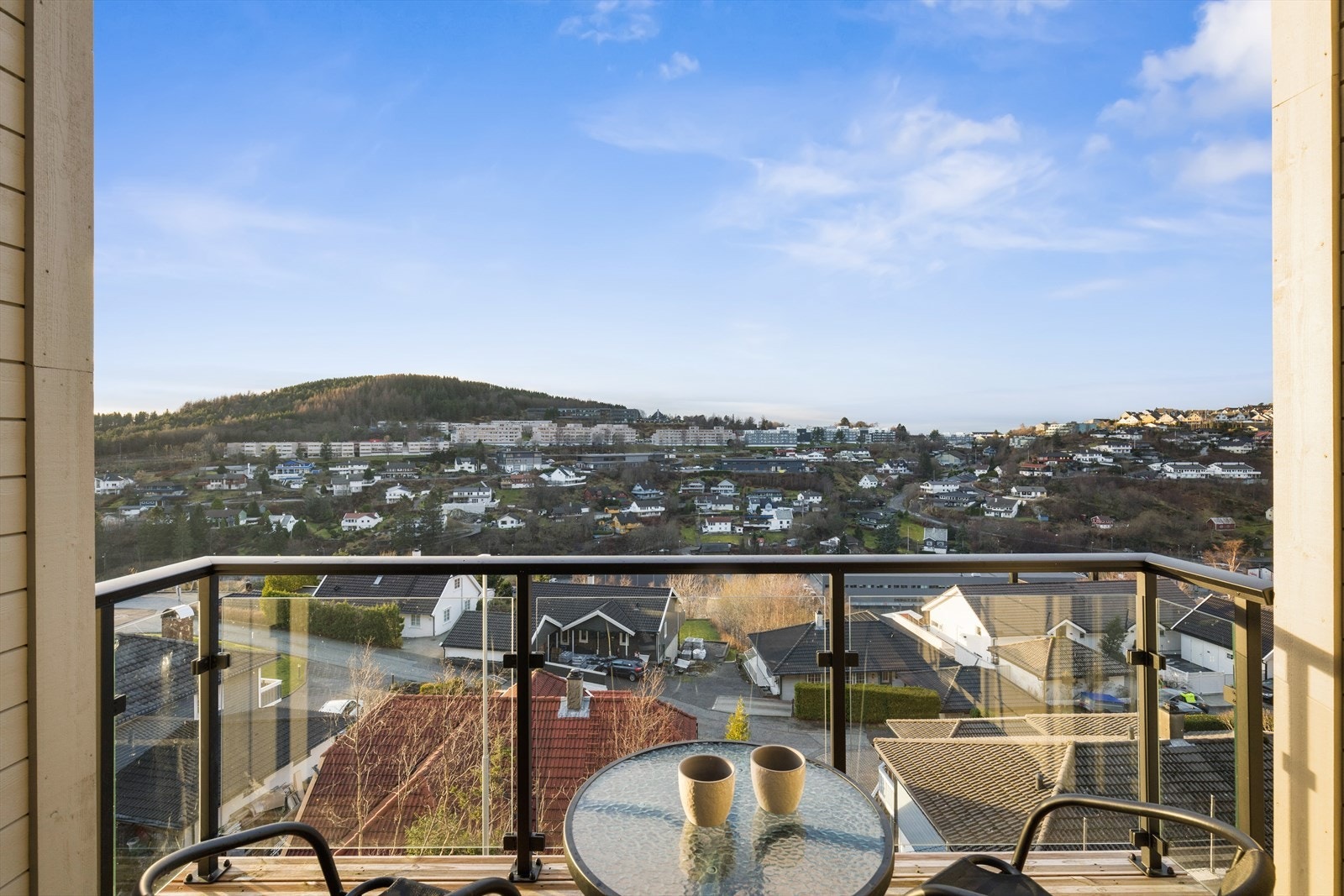 Eiendommen har både terrasse og toppterrasse, begge vestvendt med nydelig utsikt. Galleribilde