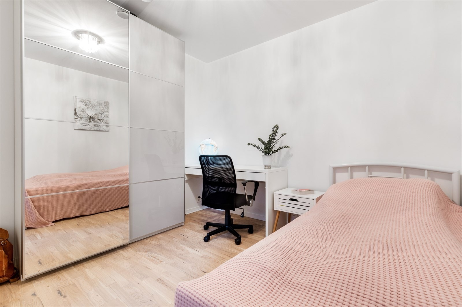 Det siste soverommet ligger i 1. etasje og har god plass til både seng, skrivebord og et stort garderobeskap. Galleribilde