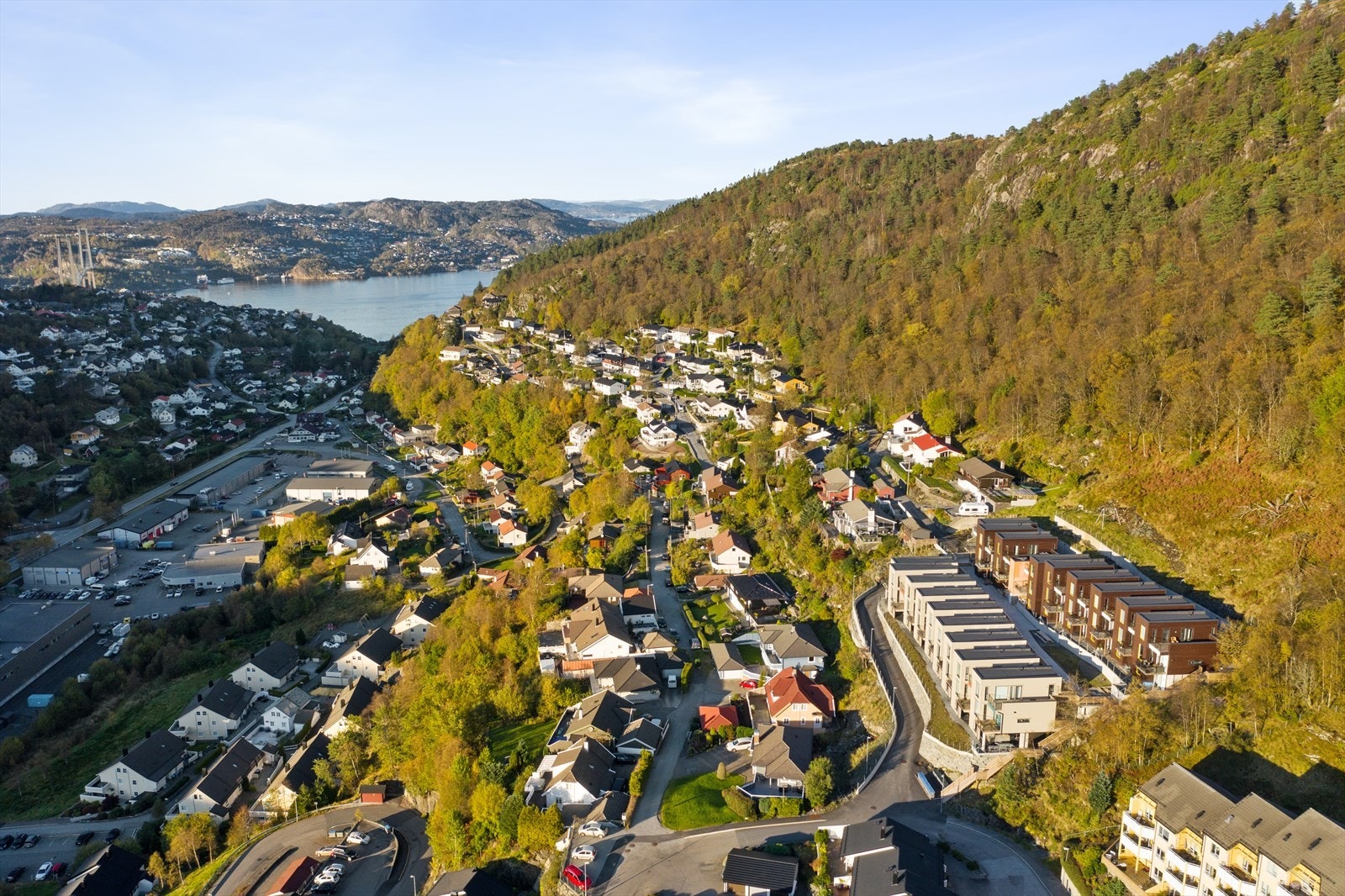 En av stiene opp til Lyderhorn ligger rett på baksiden av sameiet. Galleribilde