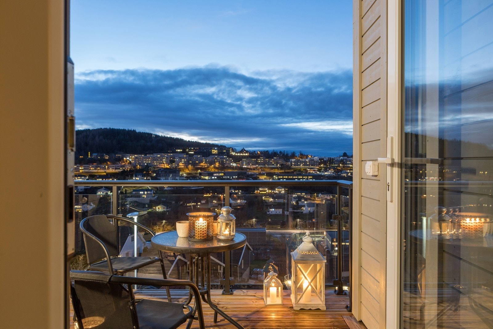 Begge terrasser kan innredes med spisebord, loungeset, grill og annet utemøblement. Galleribilde