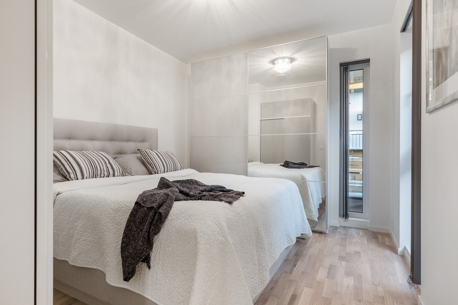 Hovedsoverommet har god plass til dobbeltseng og består i tillegg av en moderne skyvedørsgarderobe. Galleribilde