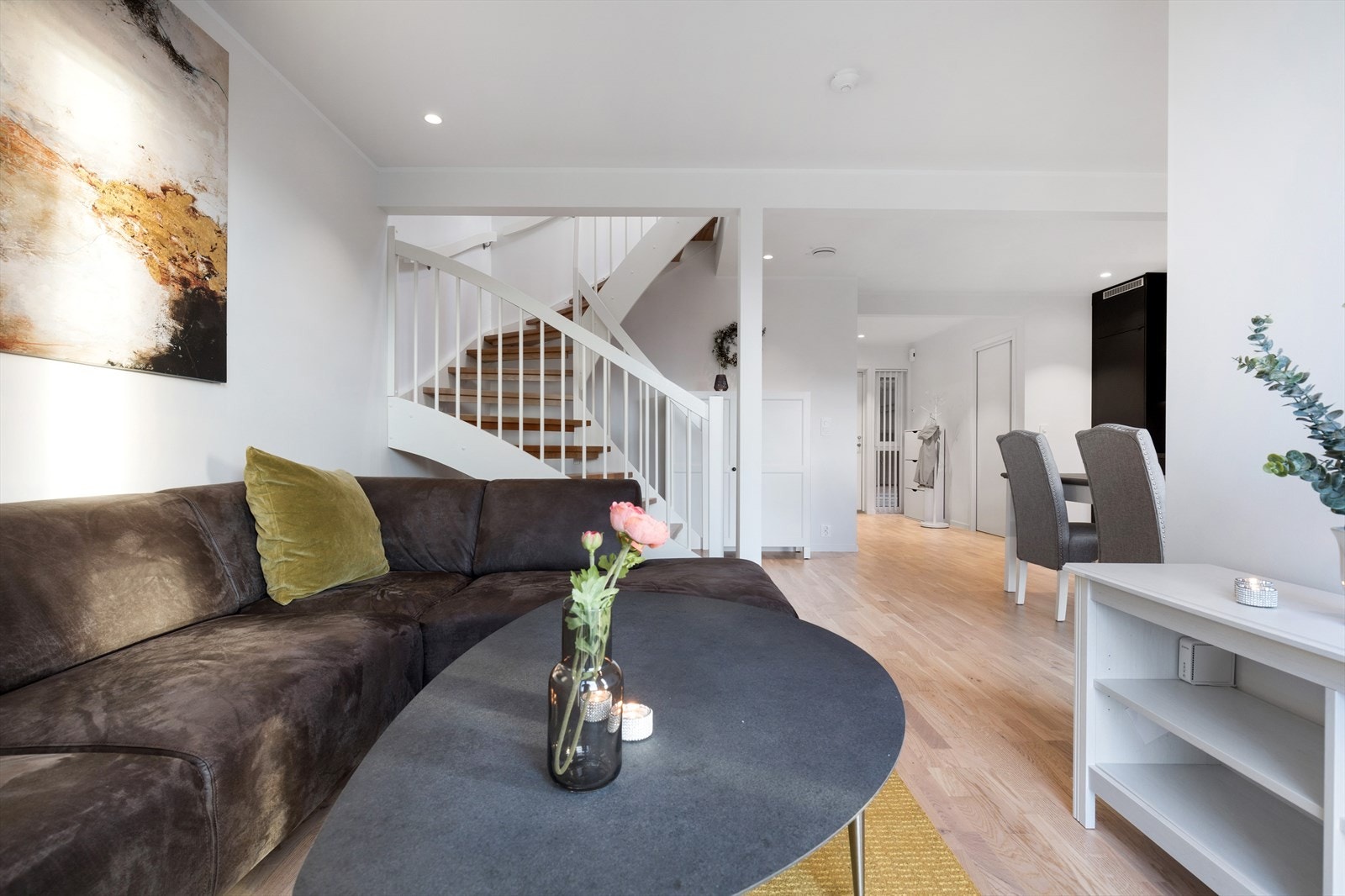 Det er LED spotlights i himling i alle oppholdsrommene i rekkehuset. Galleribilde