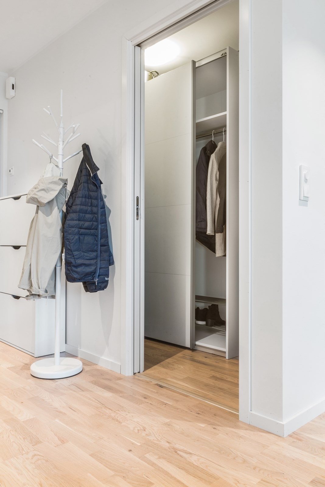 Stor og romslig entré med direkte adkomst til innvendig bod. Galleribilde