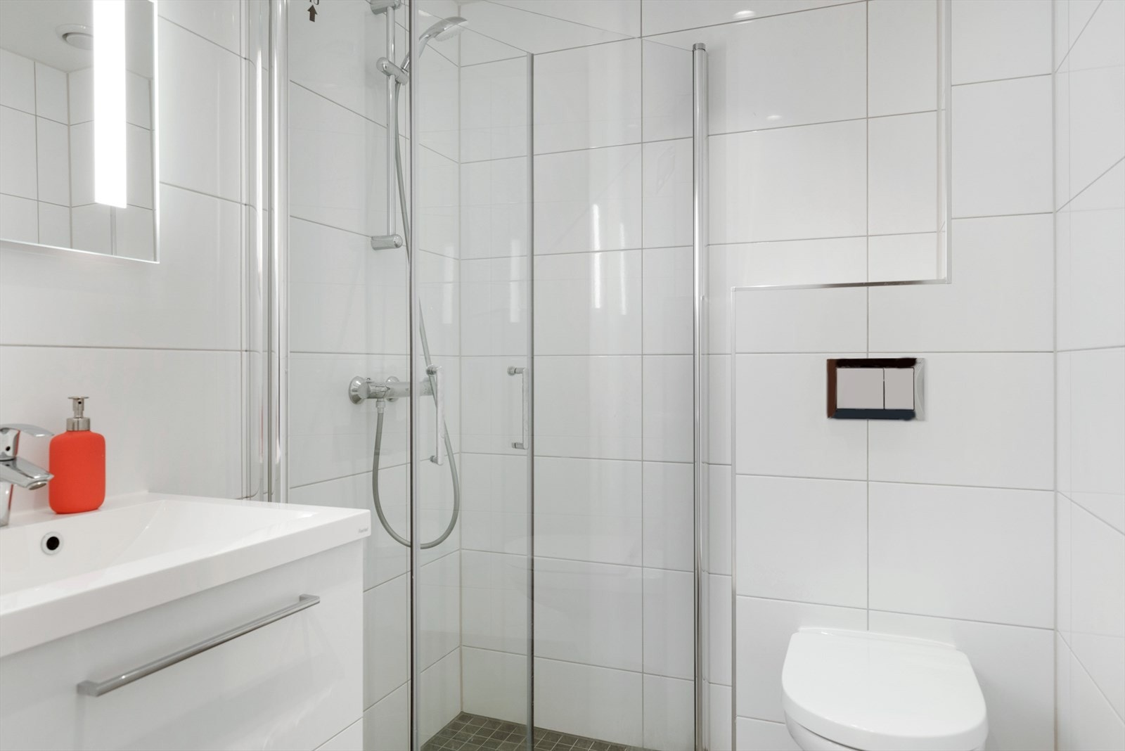 Badene har moderne innredning og LED spotlights i himling. Galleribilde