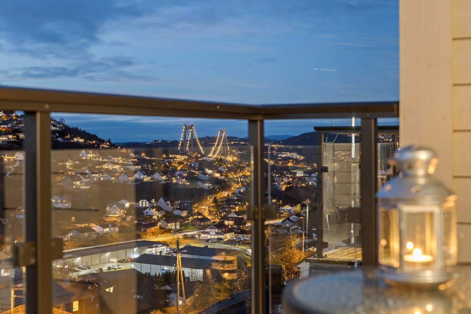 Ettertraktet familiebolig fra 2019. Høy standard, garasje, toppterrasse, terrasse og fantastisk utsikt. Galleribilde