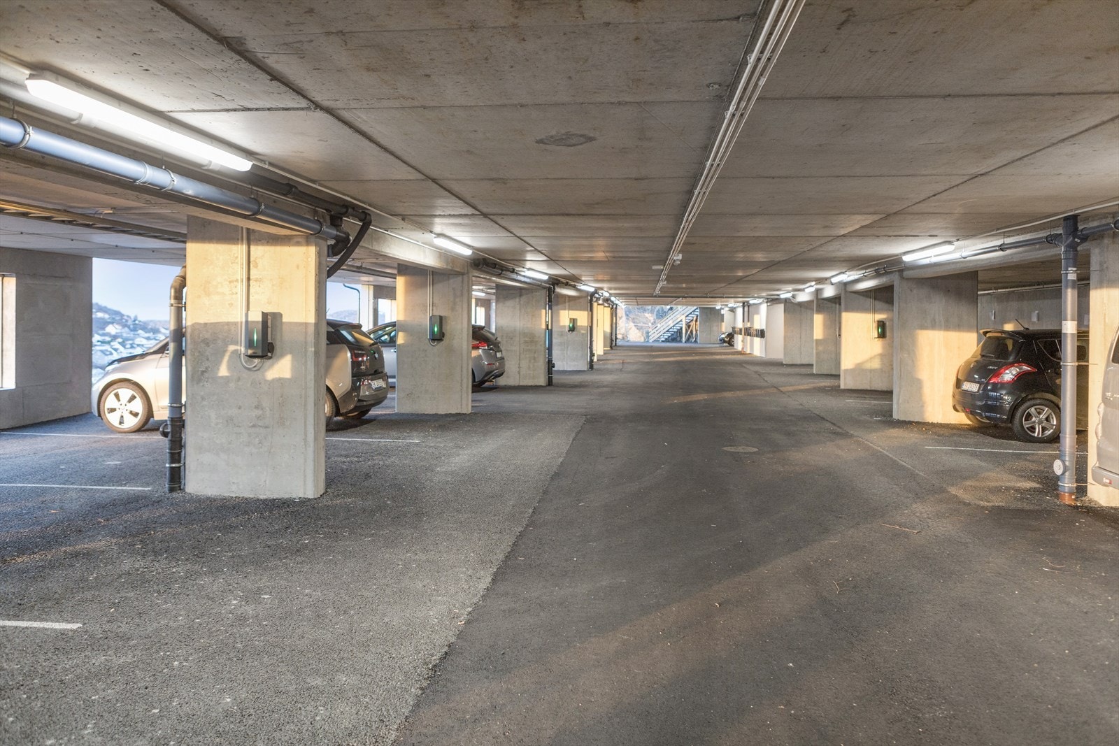 Det medfølger to faste biloppstillingsplasser i felles åpent garasjeanlegg. Galleribilde