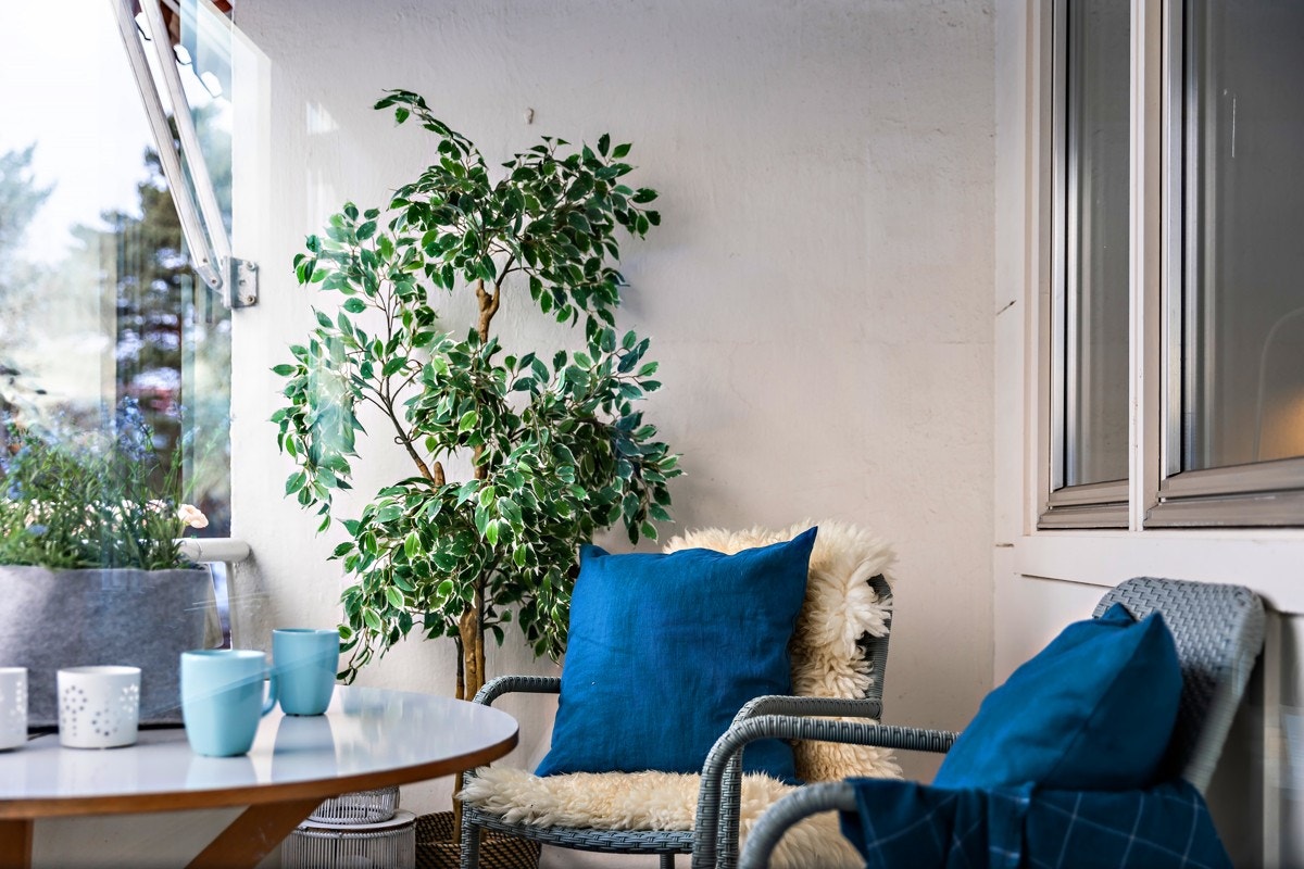 Balkongen er vestvendt, lun og har kveldssol. Det er markise for solskjerming og utsynet gir en landlig følelse. Balkongen er på ca. 4 kvm, noe som gir fin plass til et kafesett. Trond har fikset putene. Galleribilde