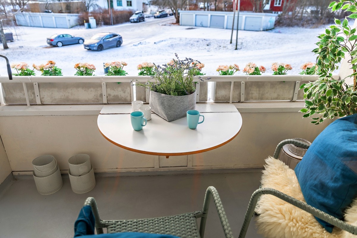 Det ryktes at det er gateparkering i området. Trenger du bil? Det er T-bane ca. 100 m unna. Galleribilde