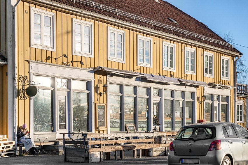 Landhandleren ligger 1 min gange fra leiligheten. Her kan du kjøpe ferskt brød og spennende produkter, i tillegg til cafe med servering og utendørs sitteplasser om sommeren. Galleribilde