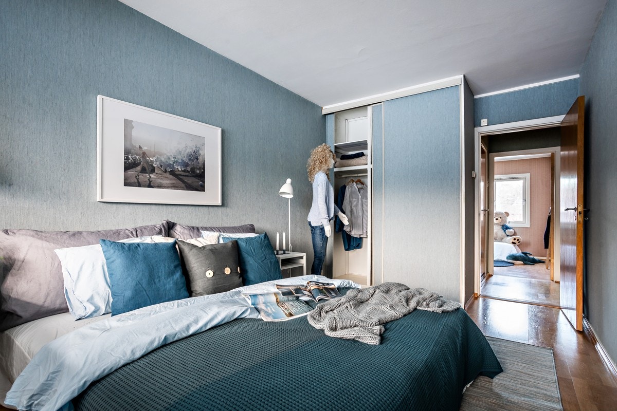 Hovedsoverommet har god plass til dobbeltseng med tilhørende nattbord. Galleribilde