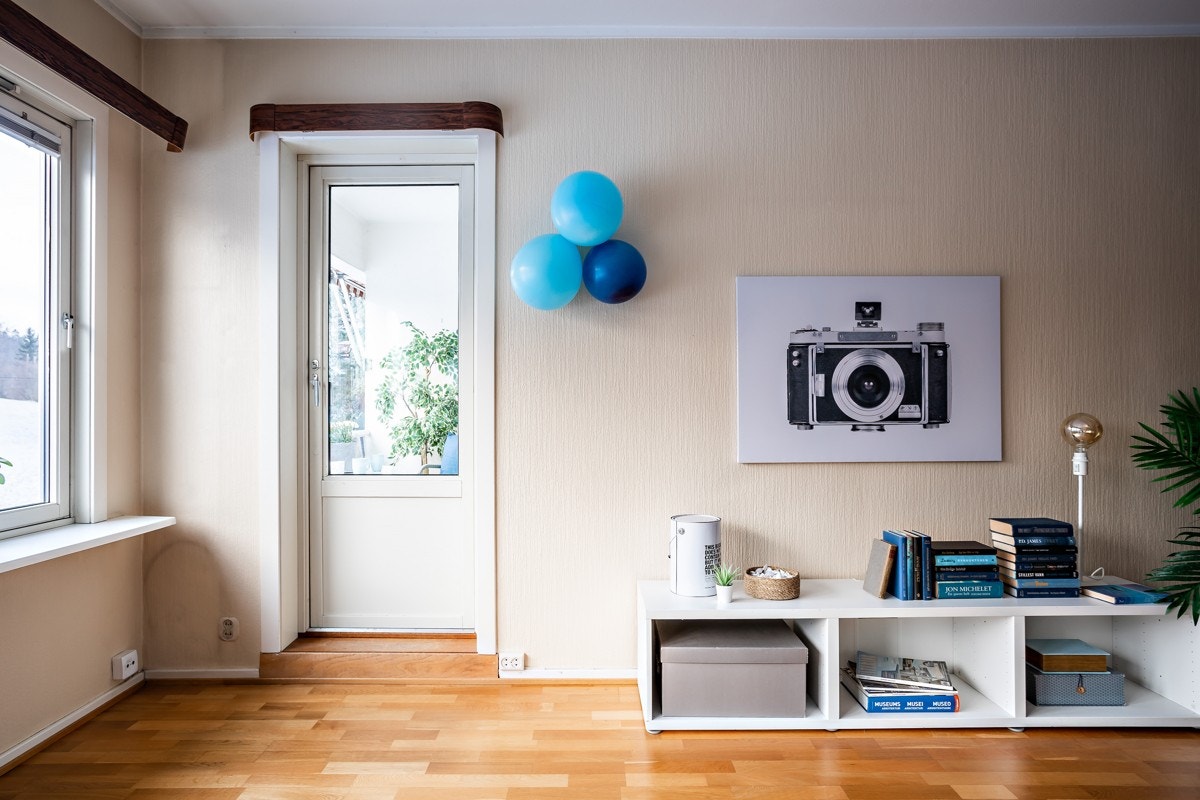 Tregulvene har "beboerne" valgt å understreke med blå elementer som skaper komplimentærkontrast. Galleribilde