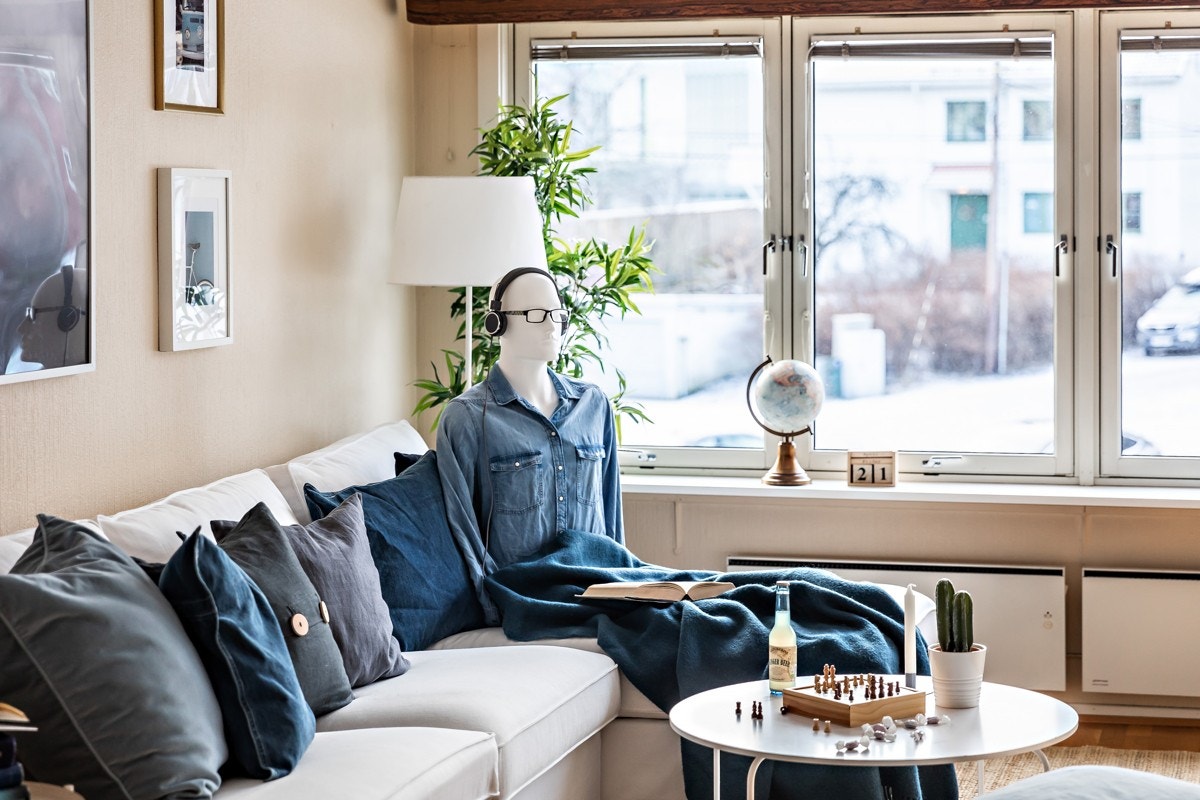 De store vindusflatene lar dagslyset flomme inn. Galleribilde