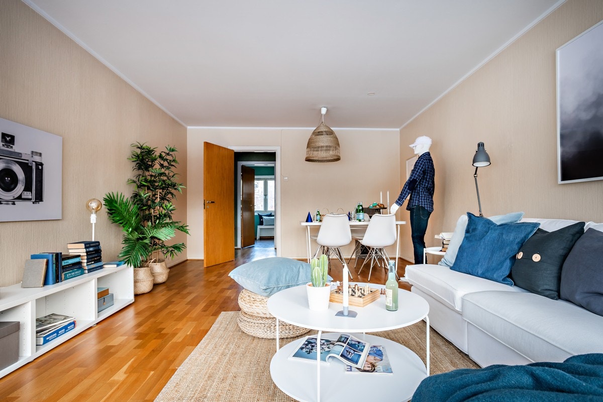 Stuen er romslig med god plass til sofaløsning, spiseplass og mediemøblement. Galleribilde