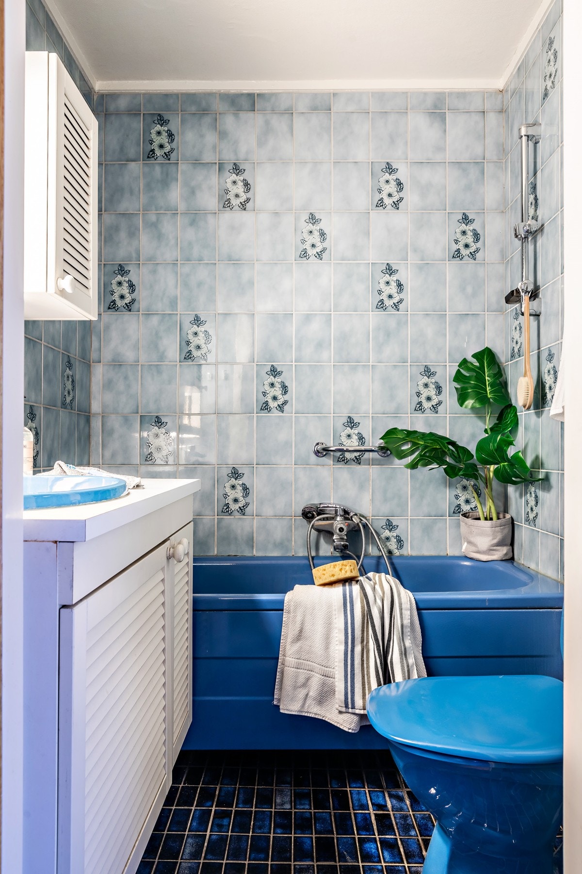 Badet er Trond sitt favorittrom, gjett hvorfor? Ja, det har gulvvarme og badekar, men det var fargen vi tenkte på. Galleribilde