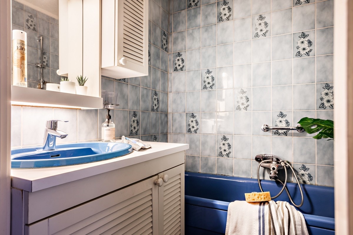 Eldre, flislagt bad, stort nok for badekar. Galleribilde