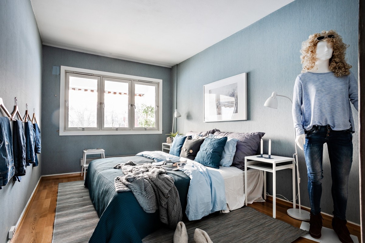 Turid viser hovedsoverommet, holdt i blått, Trond sin favorittfarge. Galleribilde