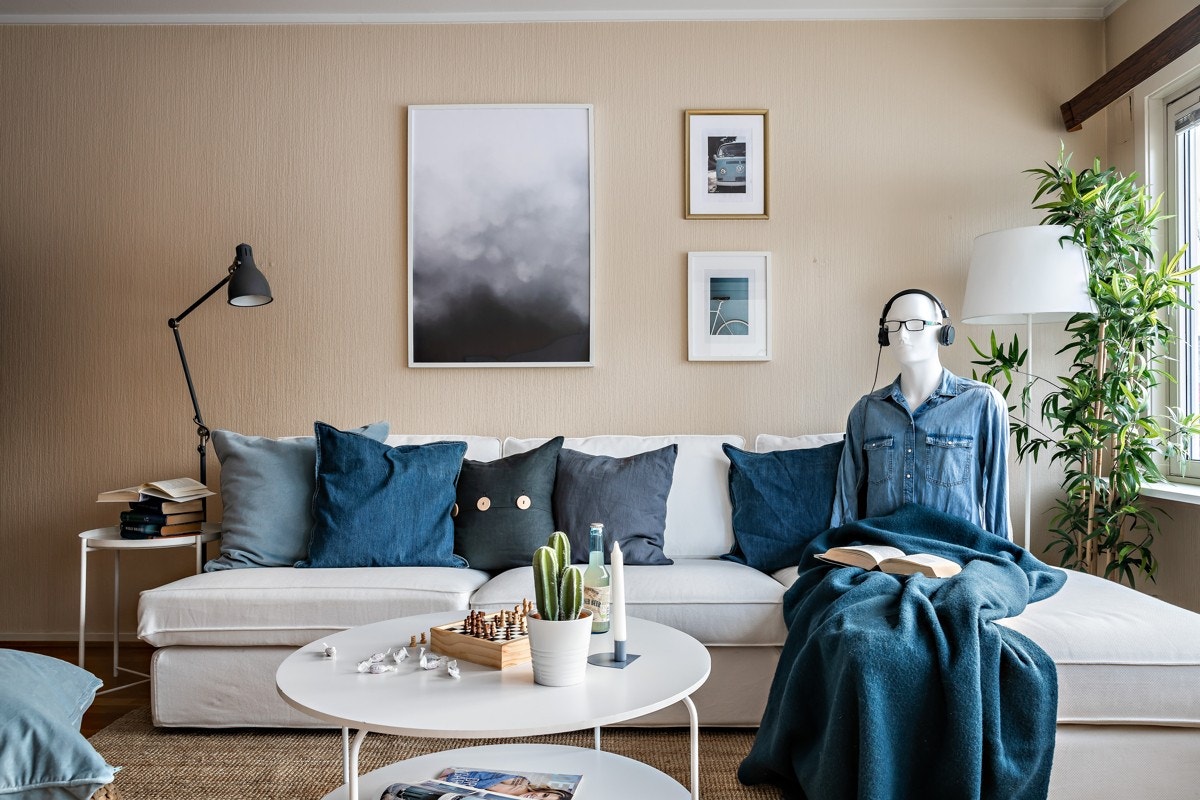 Trond er glad i blå dongeri, mulig han har sydd putene selv. Galleribilde