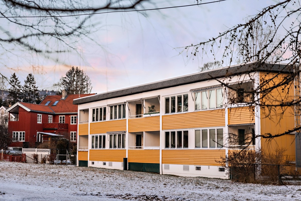 Beliggenheten er sentral, ca. 100 meter fra T-banestasjon, kort vei til skoler og barnehage, samt matbutikk som nabo. Galleribilde