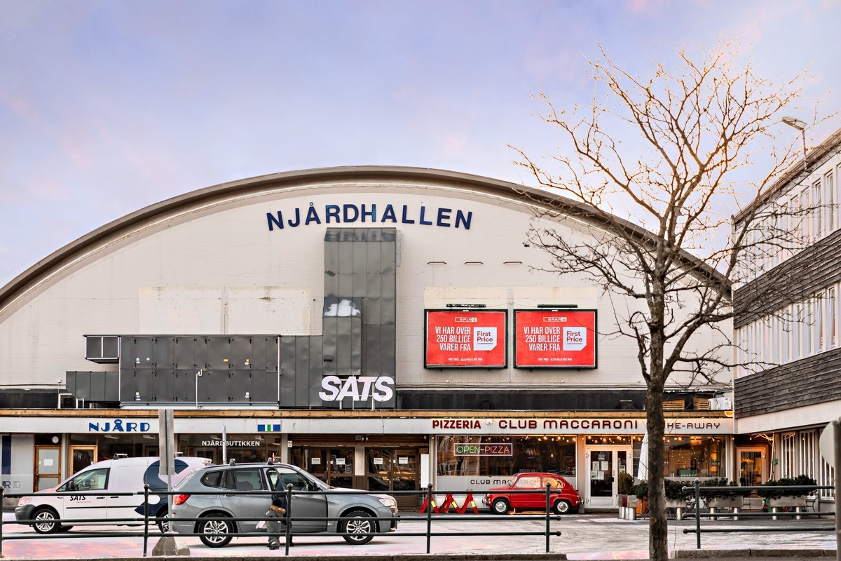 Njårdhallen ligger et steinkast fra boligen med blant annet treningssenter og Club Maccaroni med tapas og pizza -Eat in or take out. Galleribilde