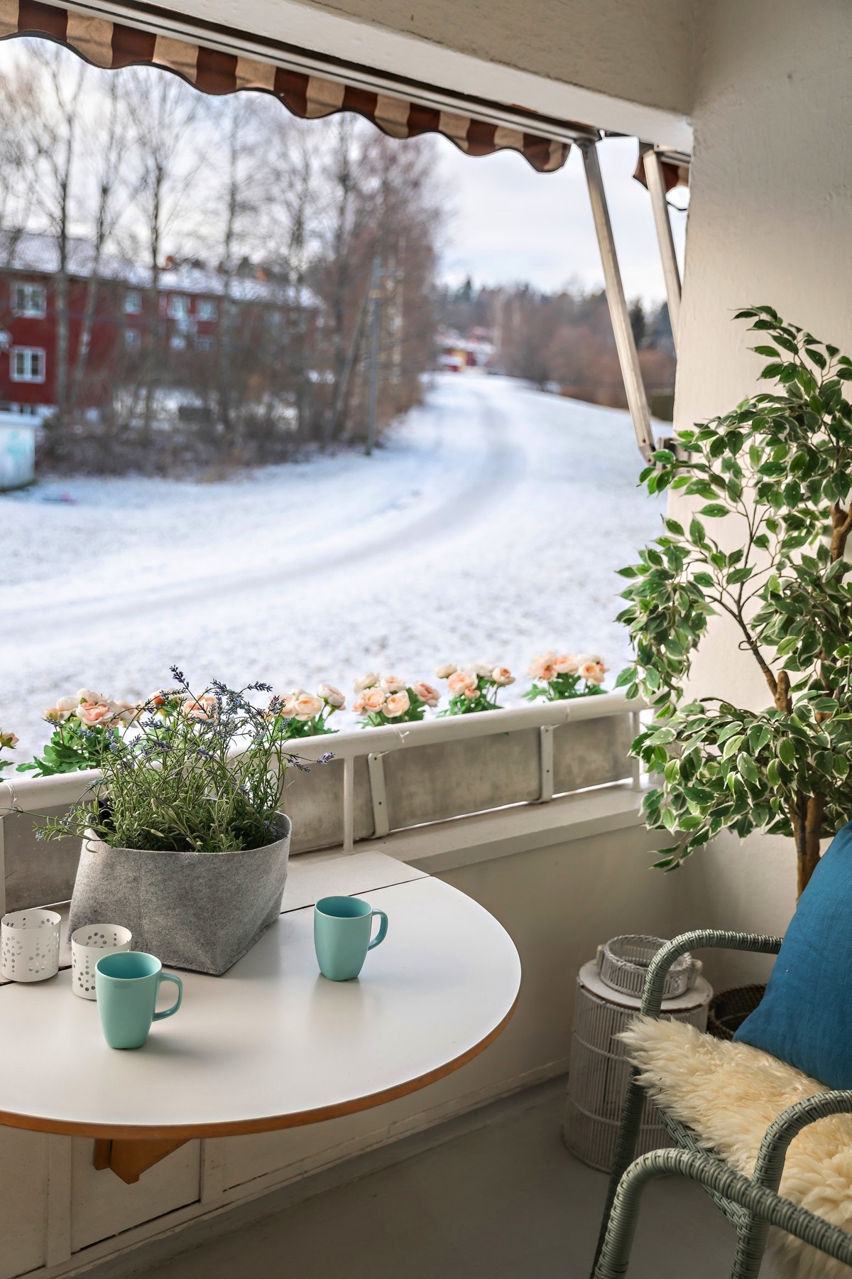Balkongen har deilig kveldssol og det er utsyn til et trivelig nærmiljø. Galleribilde