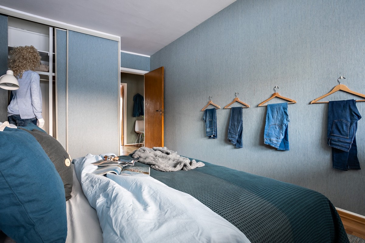 Trond har hengt opp dongeribuksene sine til pynt. Han syns de matcha veggen. Galleribilde