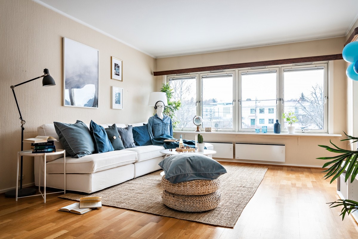 Stuen ligger vestvendt med store vindusflater langs endeveggen. Her sitter Trond musestille mens han nyter utsynet. Galleribilde