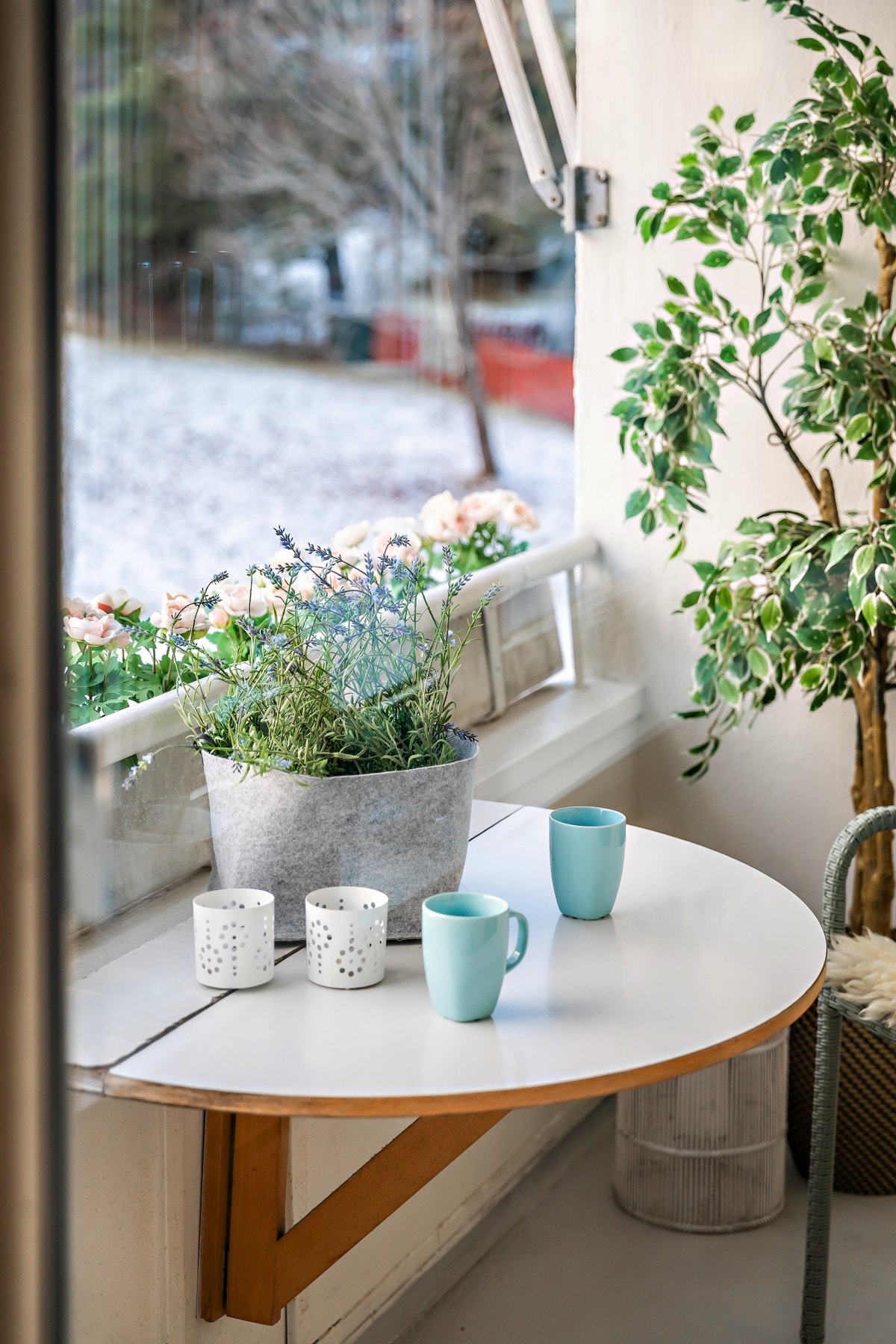 Tenk når vårsola kommer da? Trond, Terje og Turid gleder seg til det, de er litt bleke om nebbet. Galleribilde