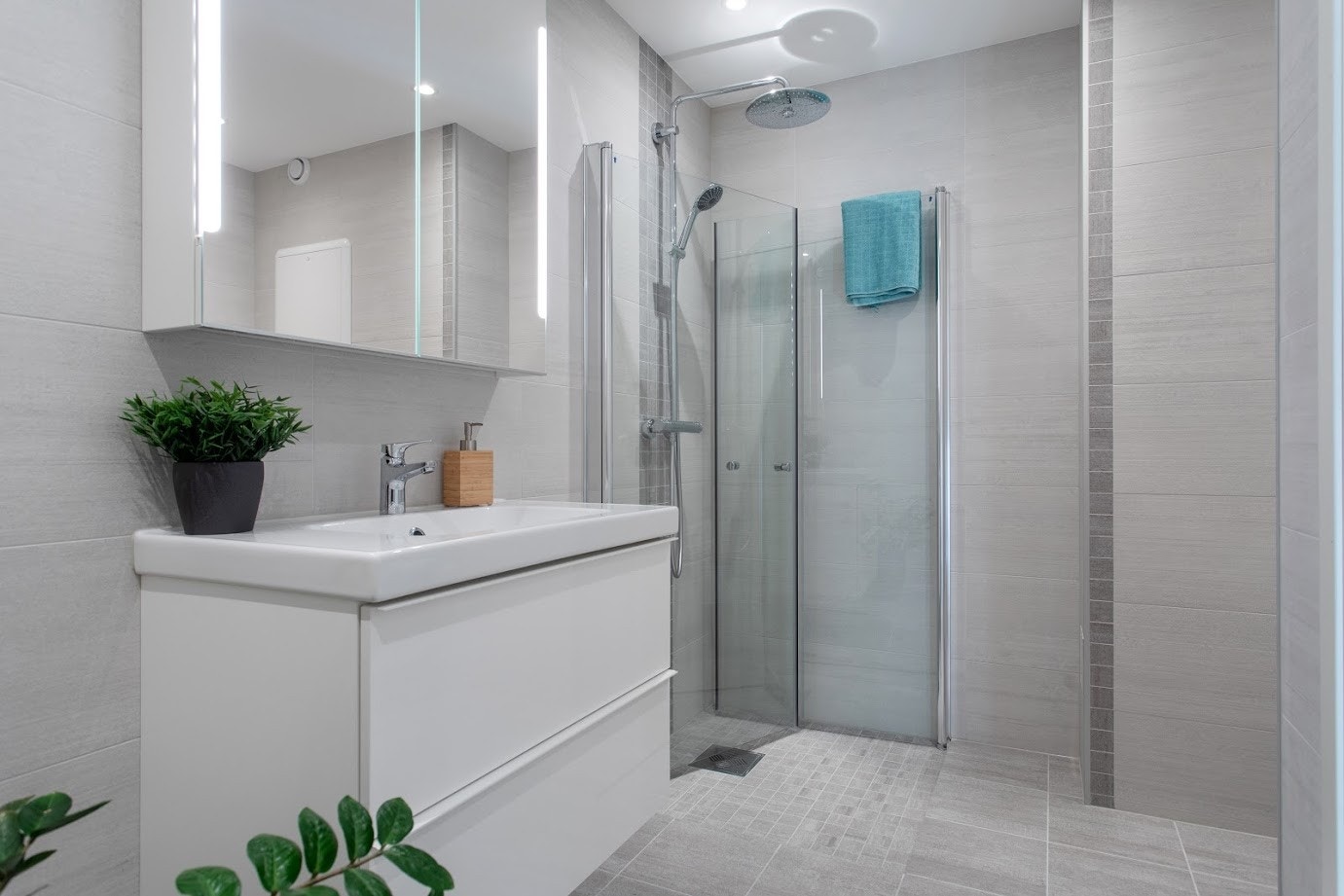 Lyst og innbydende bad.
Badet ble fornyet i sin helhet med nye varmekabler, tettesjikt, overflater, og utstyr i 2020. (TG0) Galleribilde