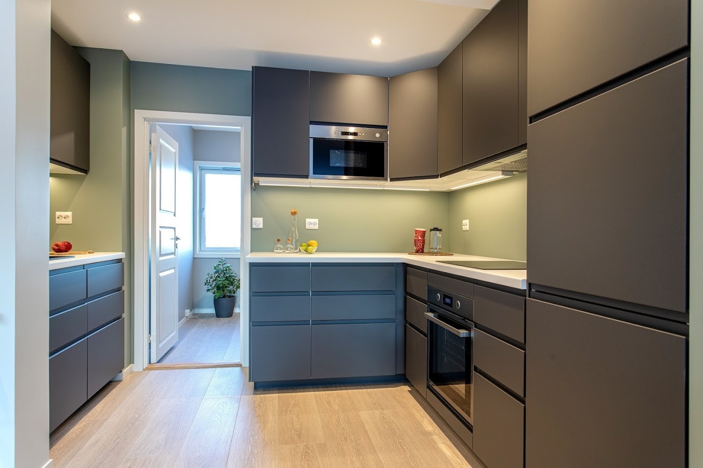 Ny kjøkkeninnredning fra Ikea med benkebelysning og stikkontakter over kjøkkenbenk. Galleribilde