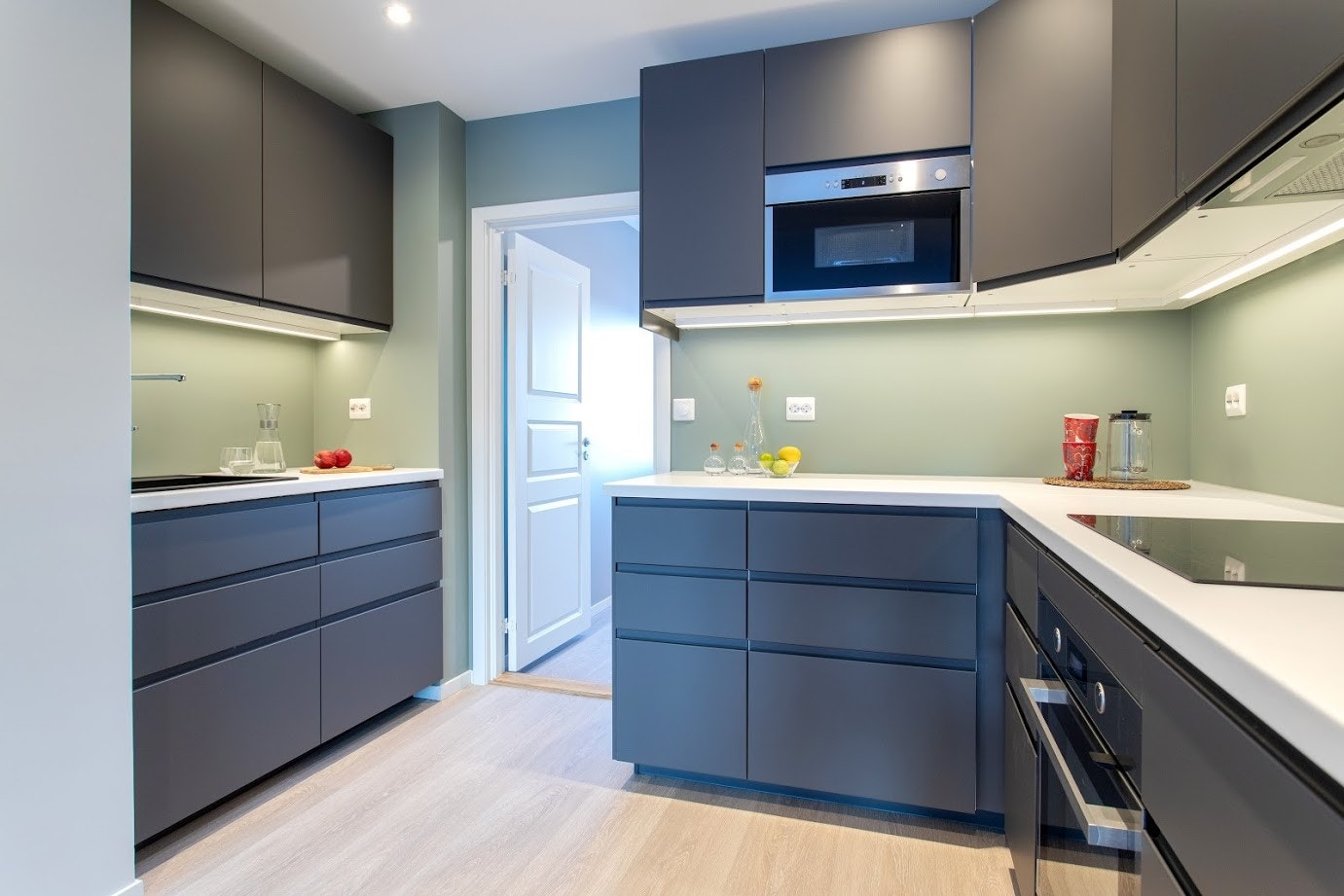 Integrerte hvitevarer med stekeovn, induksjonstopp, oppvaskmaskin, kjøleskap og mikro.
Sparklet og malt gipshimling med dimbar led-downlights. TG0 fra takstmann. Galleribilde